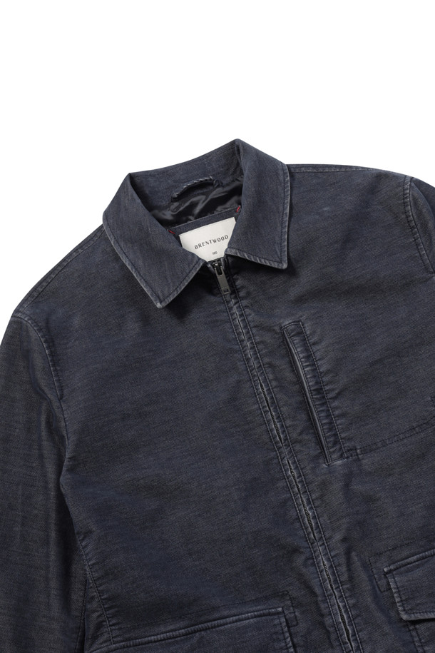 [코지] 몰스킨 워싱 자파리 는 부드러운 촉감의 몰스킨 소재로 제작된 남성용 자파리입니다. 가을 시즌에 어울리는 네이비 컬러의 무지 디자인으로, 캐주얼하고 미니멀한 스타일을 연출합니다. 엉덩이를 덮는 기장과 레귤러핏으로 편안하게 착용 가능하며, 셔츠형 칼라와 멀티 포켓 디테일이 특징입니다. 바이오워싱 가공을 거쳐 자연스러운 멋을 더했으며, 엘보우 패치와 전체 안감으로 내구성과 보온성을 높였습니다. 가을 나들이룩이나 겨울 데일리룩에 활용하기 좋으며, 다양한 스타일을 소화할 수 있습니다.
