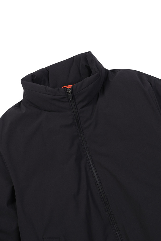 **[라이프 퍼포먼스] 심플 다운 점퍼**

일상과 스포츠 활동 모두에 적합한 [라이프 퍼포먼스] 심플 다운 점퍼는 남성용 겨울 아우터입니다. 블랙 색상의 무지 디자인으로 스포티하면서도 캐주얼한 스타일을 연출하며, 엉덩이 위 기장의 레귤러핏으로 편안하게 착용 가능합니다. 보온성과 신축성을 갖춘 두꺼운 두께의 다운 점퍼로, 스탠칼라와 라글란 소매, 니트 배색 소매단/밑단, B로고 와펜, 머스코비덕 다운 충전재(솜털:깃털=80:20) 등의 특징을 가지고 있습니다. 집업 스타일로 간편하게 여밀 수 있으며, 출근룩과 캠핑룩, 캐주얼, 스포티, 미니멀 스타일을 즐기는 분들께 추천합니다.
