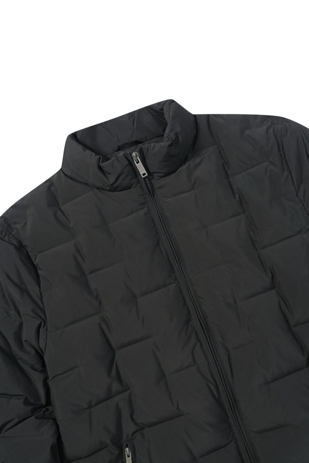 [밸런스다운] 튜브 숏기장 점퍼는 베이직한 스타일의 겨울용 다운 점퍼입니다. 무지 디자인에 블랙 컬러로, 미니멀, 클래식, 캐주얼 룩에 모두 잘 어울립니다. 숏 기장의 레귤러핏으로 제작되었으며, 스탠 칼라와 튜브 접착 방식이 특징입니다. 80:20 비율의 덕다운 충전재와 니트 소매 안감, 사이드 지퍼 포켓으로 보온성과 방풍 기능을 갖춰 겨울철 출근룩으로 적합합니다. 매트한 질감의 폴리에스테르 소재에 지퍼형 여밈 방식으로 편안하게 착용할 수 있습니다.
