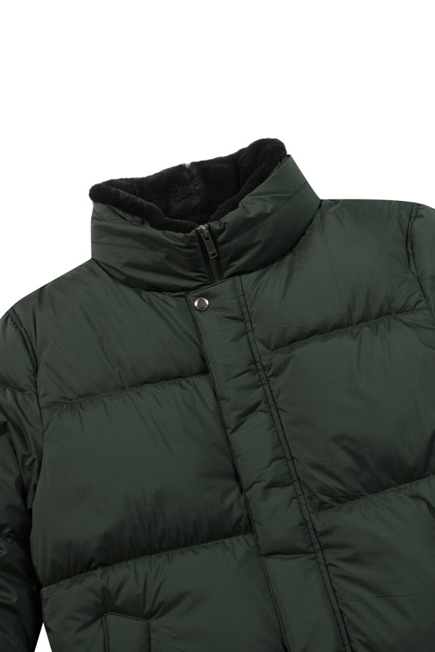 **[에어다운] 칼라 FUR 다운 점퍼**

겨울철 캐주얼 스타일을 완성하는 [에어다운] 칼라 퍼(FUR) 다운 점퍼입니다. 탈부착 가능한 칼라 렉스 퍼(FUR)로 다양한 스타일 연출이 가능하며, 보온성과 발수 기능을 갖춰 겨울철 데일리룩, 산책룩, 여행룩에 적합합니다. 엉덩이 위 기장의 레귤러핏으로 편안한 착용감을 선사하며, 지퍼와 스냅 여밈 방식으로 간편하게 착용할 수 있습니다. 
블랙과 카키 두 가지 색상으로 출시되었으며, 무지 디자인에 퀼팅 코트 타입으로 미니멀하고 클래식한 분위기를 더했습니다. 머스코비덕 다운 충전재(솜털:깃털=80:20)와 다운프루프 가공, 발수 처리, 배색 안감, 히든스냅 플라켓 디테일로 기능성과 스타일을 모두 갖췄습니다.
