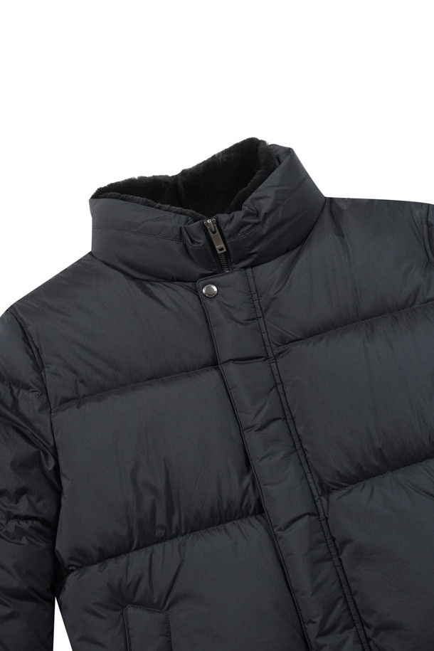 [에어다운] 칼라 FUR 다운 점퍼는 추운 겨울에도 따뜻하고 스타일리시하게 연출할 수 있는 아우터입니다. 블랙 컬러의 무지 디자인으로 어떤 룩에도 잘 어울리며, 캐주얼, 미니멀, 클래식 스타일을 모두 소화할 수 있습니다. 엉덩이 위 기장의 레귤러 핏으로 편안하게 착용 가능하며, 탈부착 가능한 칼라 렉스 퍼가 고급스러움을 더합니다. 머스코비덕 다운 충전재(솜털:깃털=80:20)와 발수, 경량 기능으로 보온성과 활동성을 모두 갖췄으며, 겨울 데일리룩, 산책룩, 여행룩에 적합합니다.
