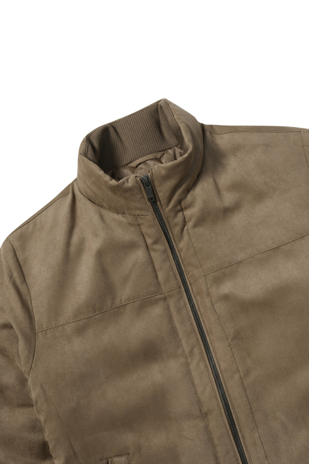 부드러운 스웨이드 소재와 보온성이 뛰어난 머스코비덕 다운 충전재(솜털:깃털=80:20)를 사용하여 겨울철 추위에도 따뜻하게 착용할 수 있는 스웨이드 다운 블루종입니다. 엉덩이를 덮는 기장과 레귤러핏으로 제작되어 편안한 착용감을 제공하며, 베이직하고 미니멀한 스타일을 연출합니다. 지퍼형 여밈 방식과 스탠칼라 디자인으로 깔끔한 인상을 주며, 니트 배색 디테일이 돋보입니다. 브라운 컬러의 무지 디자인으로 다양한 룩에 활용하기 좋으며, 사이드 포켓이 있어 실용성을 더했습니다. 긴 소매 기장과 두꺼운 두께감으로 겨울철 데일리 아우터로 제격입니다.
