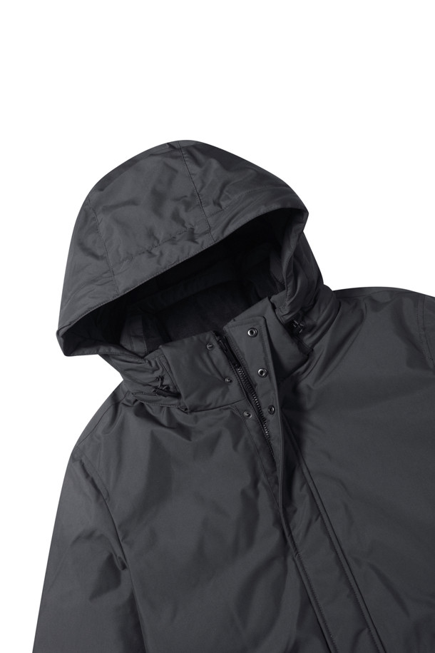 **후드 탈착 다운 사파리**는 겨울철 출근룩을 위한 베이직 스타일의 아우터입니다. 블랙, 그레이 두 가지 색상으로 출시되었으며, 허벅지 기장의 레귤러핏으로 제작되었습니다. 지퍼와 스냅 여밈 방식을 갖추었으며, 폴리에스테르 소재에 두꺼운 두께감으로 보온성을 높였습니다. 후드는 탈부착이 가능하며, 허리 스트링 조절, 소매 니트 배색, B로고 와펜 디테일이 돋보입니다. 머스코비덕 다운 충전재(솜털:깃털=80:20)와 발수 처리, 방수 기능으로 쾌적함을 더했습니다.
