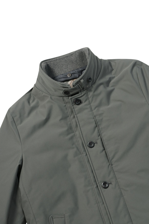 [브릿지포트] 비즈 다운 자파리는 겨울철 비즈니스 및 일상 착용에 적합한 남성용 점퍼입니다. 그레이 컬러의 무지 디자인으로 미니멀하고 클래식한 스타일을 연출합니다. 엉덩이를 덮는 기장의 레귤러핏이며, 지퍼와 단추로 여밀 수 있습니다. 머스코비덕 다운 충전재(솜털:깃털=80:20)와 두꺼운 두께로 보온성과 방풍 기능을 제공합니다. 탈부착 가능한 바람막이, 칼라 와이어, 니트 배색 칼라, 액션밴드가 내장되어 실용성을 더했습니다.
