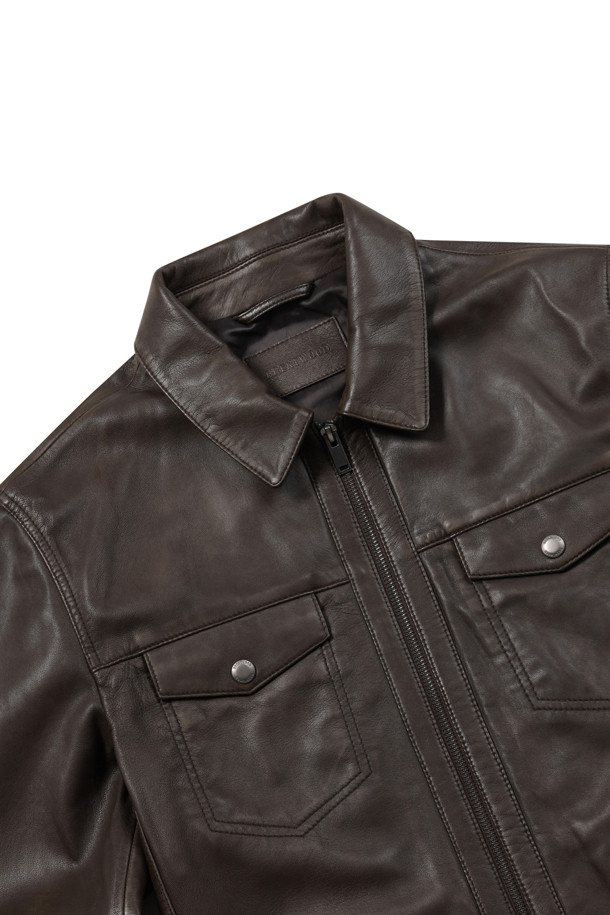 [볼더레더] 세미베지터블 양가죽 트러커는 가을 시즌, 캐주얼하고 빈티지한 스타일을 연출하기에 완벽한 아우터입니다. 부드러운 세미 베지터블 천연 양가죽과 가먼트워싱, 효소 처리 기법으로 제작되어 은은한 광택과 자연스러운 질감을 자랑합니다. 엉덩이 위 기장의 레귤러핏으로 편안하며, 가슴 포켓 장식과 전면 노출 지퍼 디테일이 돋보입니다. 뒷 넥 부분의 브랜드 라벨 가죽 디테일은 고급스러움을 더하며, 데이트룩이나 가을 나들이룩에 잘 어울리는 스타일입니다.
