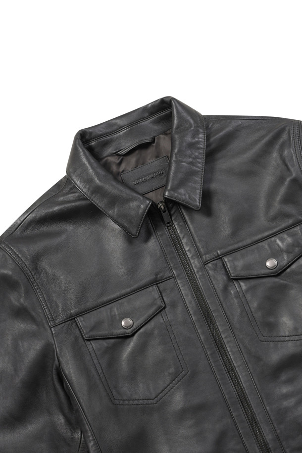 [볼더레더] 세미베지터블 양가죽 트러커는 가을, 겨울에 어울리는 캐주얼하고 빈티지한 스타일의 아우터입니다. 부드러운 세미 베지터블 천연 양가죽 소재에 가먼트워싱과 효소 처리하여 자연스러운 질감을 살렸습니다. 엉덩이 위 기장의 레귤러핏으로 편안한 착용감을 제공하며, 지퍼 여밈 방식과 전체 안감, 가슴 포켓 디테일이 특징입니다. [볼더레더] 브랜드 가죽 라벨이 부착되어 있으며, 가을 나들이룩이나 겨울 데일리룩에 활용하기 좋습니다.
