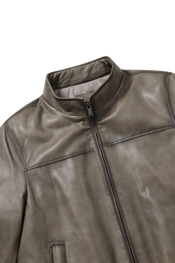 FUR 칼라 양가죽 다운 점퍼는 클래식한 무드의 겨울 데일리룩을 위한 아우터입니다. 부드러운 양가죽 소재로 제작되어 고급스러운 촉감을 선사하며, 탈부착 가능한 양털 칼라로 포인트를 더했습니다. 구스다운 충전재(솜털:깃털=80:20)와 두꺼운 두께감으로 뛰어난 보온성을 제공하며, 오일 브러쉬 가공으로 은은한 광택을 더했습니다. 스모킹 처리된 밑단과 소매단, 히든 자석 탈부착 방식, 그리고 레귤러핏으로 디자인되어 미니멀하면서도 세련된 스타일을 연출합니다.
