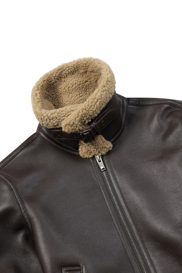 [브리스톨] 마초클래식 무스탕은 부드러운 촉감의 비건가죽과 폴리 양모 소재로 제작되어 뛰어난 보온성을 자랑하는 남성용 무스탕입니다. 엉덩이 위 기장의 레귤러핏으로 클래식과 캐주얼 스타일을 모두 소화하며, 집업 여밈 방식으로 편안하게 착용할 수 있습니다. 겨울철 데일리룩과 데이트룩에 적합하며, 소프트한 엠보 퀄리티와 오염에 강한 특징을 갖추었습니다. 긴 소매 기장과 비조 장식으로 디자인의 완성도를 높였으며, 가벼운 착용감으로 활동성을 더했습니다. 브라운 컬러의 무지 패턴으로 미니멀하면서도 세련된 스타일을 연출합니다.
