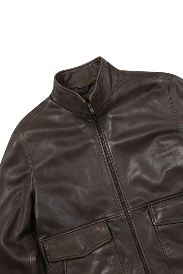 [셀렉션] 세미베지터블 양가죽 점퍼는 초겨울, 클래식, 빈티지, 캐주얼 스타일을 아우르는 남성용 아우터입니다. 부드러운 감촉의 양가죽 소재에 엉덩이 위 기장의 레귤러핏으로 편안한 착용감을 선사합니다. 브라운 컬러의 무지 디자인에 가먼트워싱, 효소 처리, 부분 스티치 디테일, 하단 포켓 장식 등의 특징을 더해 고급스러움을 강조했습니다. 솜 안감과 약간 두꺼운 두께감으로 보온성을 높였으며, 겨울 데일리룩, 데이트룩, 모임룩 등 다양한 TPO에 활용하기 좋습니다. 지퍼 여밈 방식과 긴 소매 기장으로 안정적인 착용감을 제공합니다.
