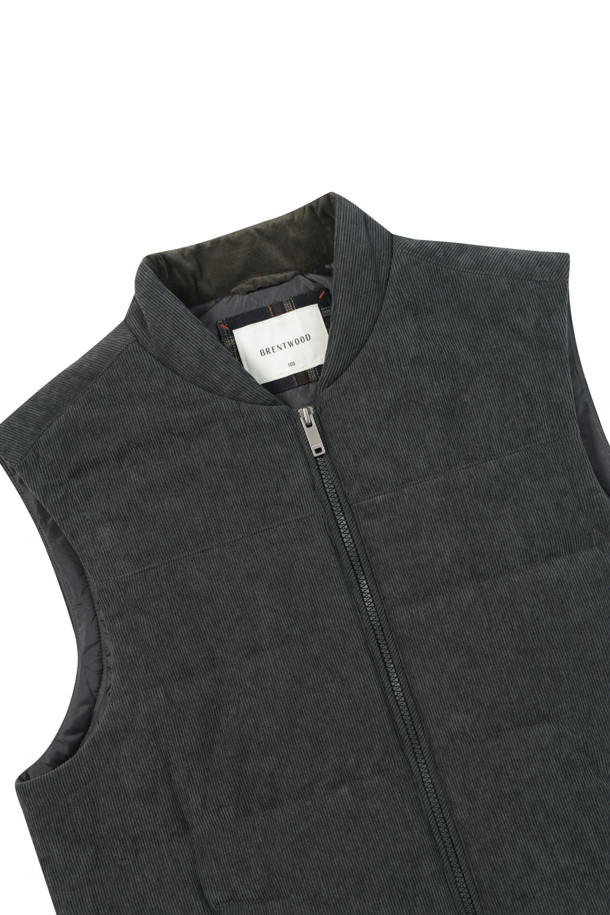 [코지] 코듀로이 베스트는 초겨울, 출근룩에 어울리는 베이직하고 캐주얼한 스타일의 베스트입니다. 엉덩이 위 기장의 레귤러핏으로, 반달 모양의 네크라인과 전면 노출 지퍼가 특징입니다. 블랙 컬러의 폴리에스터 코듀로이 소재에 퀼팅 패턴으로 포인트를 주었으며, 약간 두꺼운 두께감과 3M 신슐레이트 안감으로 보온성을 높였습니다. 사이드 스냅 포켓과 뒷넥 라벨판 체크 배색 디테일, 약간의 신축성이 있어 편안하게 착용 가능합니다.
