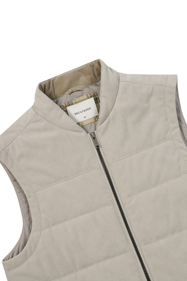 [코지] 코듀로이 베스트는 초겨울, 출근룩과 산책룩에 모두 잘 어울리는 베이직 스타일의 레귤러핏 베스트입니다. 3M 신슐레이트 충전재를 사용하여 보온성을 높였으며, 약간 두꺼운 두께감으로 포근하게 착용할 수 있습니다. 부드러운 코듀로이 소재와 엉덩이 위 기장의 디자인, 반달 모양 넥 디자인이 특징입니다. 지퍼형 여밈 방식과 스냅 여밈 사이드 포켓으로 실용성을 더했으며, 뒷넥 라벨판 체크 배색으로 포인트를 주었습니다. 그레이 컬러로 클래식, 미니멀, 캐주얼 등 다양한 스타일에 매치하기 좋습니다.
