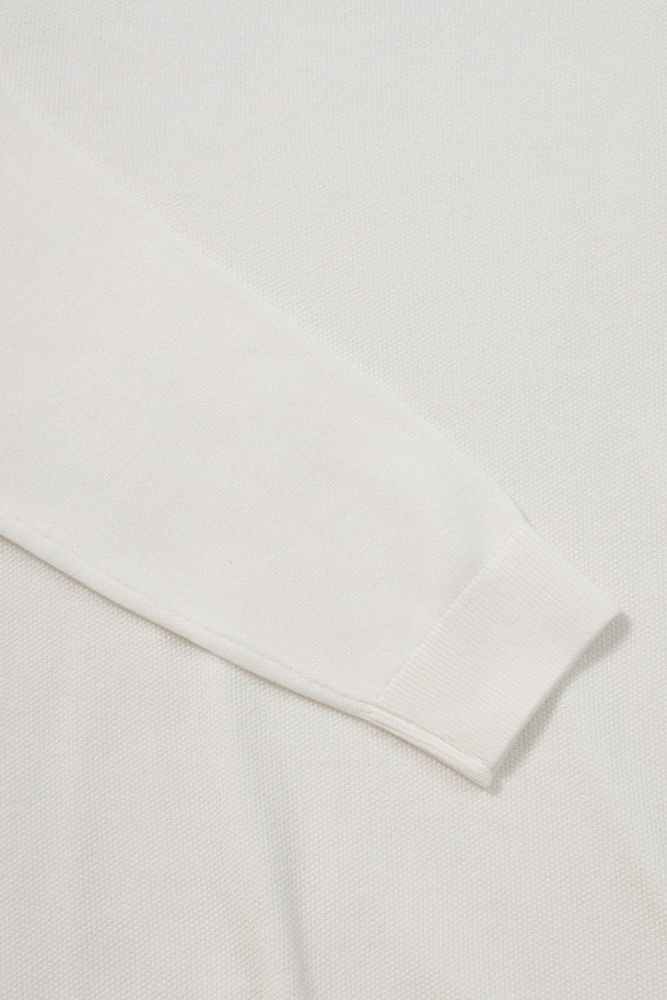 [에센셜스] 솔리드 워셔블 라운드넥 스웨터는 남성을 위한 가을, 초겨울 데일리룩을 완성하는 베이직하고 캐주얼한 스타일의 니트 스웨터입니다. 부드러운 울 소재의 레귤러핏으로 제작되었으며, 라운드넥과 긴소매 디자인이 특징입니다. 앞판 변형 조직으로 포인트를 더했으며, 밑단 및 소매단 립 처리로 깔끔함을 살렸습니다. 손세탁이 가능하며, 셔츠 위에 레이어드하여 다양한 스타일을 연출할 수 있습니다. 신축성이 좋고 비침이 없어 편안하게 착용할 수 있습니다.
