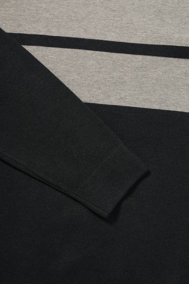 **따뜻함과 스타일을 모두 갖춘 빅블록 워셔블 라운드넥 스웨터**

부드러운 울 소재로 제작되어 포근한 착용감을 선사하며, 가을과 초겨울에 어울리는 두께감의 베이직 스웨터입니다. 블랙과 그레이 두 가지 컬러로 출시되어 어떤 스타일에도 쉽게 매치할 수 있습니다. 전체 이중 조직으로 제작되어 내구성이 뛰어나며, 밑단과 소매단 립 처리로 깔끔한 마무리를 더했습니다. 워셔블 기능으로 관리가 용이하며, 캐주얼, 미니멀, 클래식 스타일을 즐겨 입는 분들께 '겨울 데일리룩'과 '동네 마실룩'으로 추천합니다.
