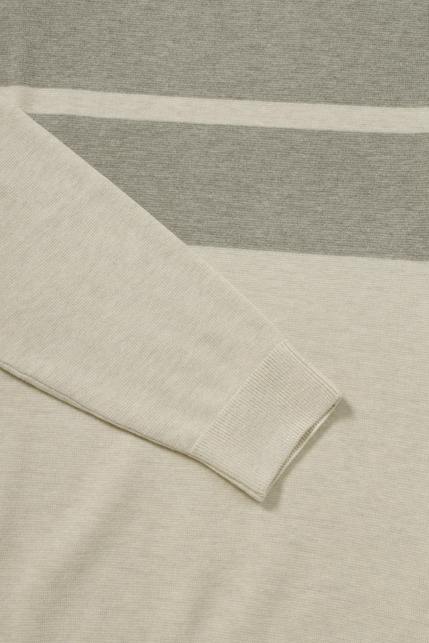 빅블록 워셔블 라운드넥 스웨터는 가을 나들이룩과 겨울 데일리룩에 잘 어울리는 베이직 스타일의 스웨터입니다. 부드러운 울 소재로 제작되어, 쌀쌀한 날씨에도 포근하고 편안한 착용감을 선사합니다. 베이지, 그린 두 가지 색상으로 출시되었으며, 핏은 레귤러핏, 네크라인은 라운드넥 디자인입니다. 이중 조직 디자인, 밑단 및 소매단의 립 처리, 좌측 옆선 로고 라벨이 특징이며 워셔블 기능으로 관리가 용이합니다. 긴소매 기장의 보통 두께 스웨터로, 클래식, 미니멀, 캐주얼 등 다양한 스타일을 연출할 수 있습니다.
