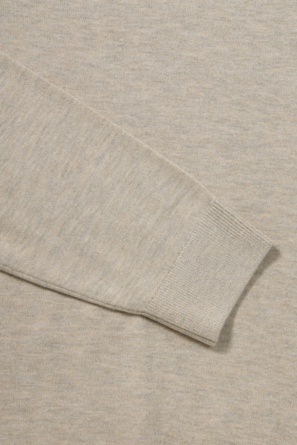 **[에센셜스] 솔리드 워셔블 하프터틀넥 스웨터**는 부드러운 울 소재로 제작되어 초겨울부터 겨울까지 따뜻하게 착용하기 좋은 남성용 니트입니다. 베이직한 디자인에 레귤러 핏으로, 출근룩과 비즈니스 캐주얼에 활용하기 좋습니다. 하프 터틀넥으로 보온성을 높였으며, 밑단과 소매단 립 처리로 깔끔한 마감 처리를 더했습니다. 옆구리 부위 골뺌 조직 디테일이 특징이며, 워셔블 기능으로 손쉽게 관리할 수 있습니다. 신축성이 뛰어나 편안한 착용감을 선사하며 비침 걱정 없이 착용 가능합니다.
