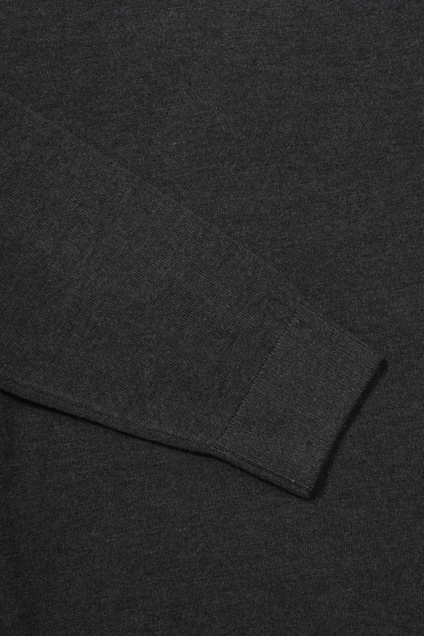 [에센셜스] 솔리드 워셔블 하프터틀넥 스웨터는 초겨울과 겨울에 착용하기 좋은 남녀 공용 상의입니다. 부드러운 울 소재의 레귤러 핏 하프 터틀넥 스웨터로, 베이직한 스타일의 출근룩에 적합합니다. 블랙 컬러의 무지 디자인에 플레인 조직과 밑단 및 소매단 립 처리, 옆구리 골뺌 조직 디테일로 포인트를 더했습니다. 워셔블 기능으로 관리의 편의성을 높였으며, 긴 소매 기장으로 따뜻하게 착용할 수 있습니다. 클래식, 미니멀, 캐주얼 스타일을 즐겨 입는 고객에게 추천합니다.
