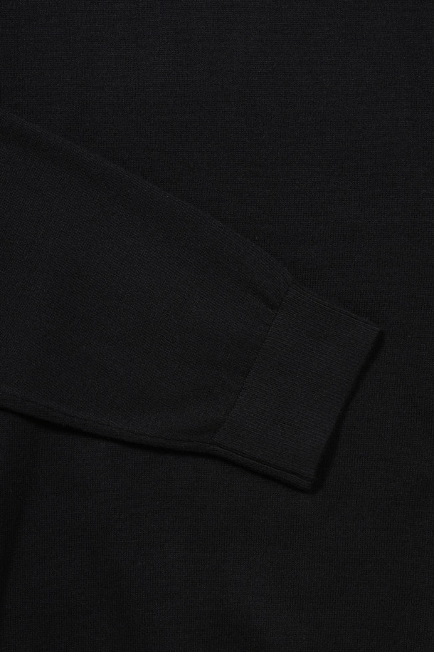 [에센셜스] 솔리드 워셔블 롱터틀넥 스웨터는 초겨울과 겨울에 착용하기 좋은 남성용 터틀넥 스웨터입니다. 베이직 스타일로 출근룩, 비즈니스 캐주얼 등 다양한 TPO에 활용 가능하며, 클래식, 미니멀, 캐주얼 스타일을 연출하기 좋습니다. 부드러운 울 소재의 레귤러 핏으로 제작되었으며, 플레인 조직, 밑단 및 소매단 립 처리, 옆구리 골뺌 조직 디테일이 특징입니다. 워셔블 기능으로 관리가 용이하며, 블랙 컬러의 무지 디자인으로 어떤 스타일에도 쉽게 매치할 수 있습니다.
