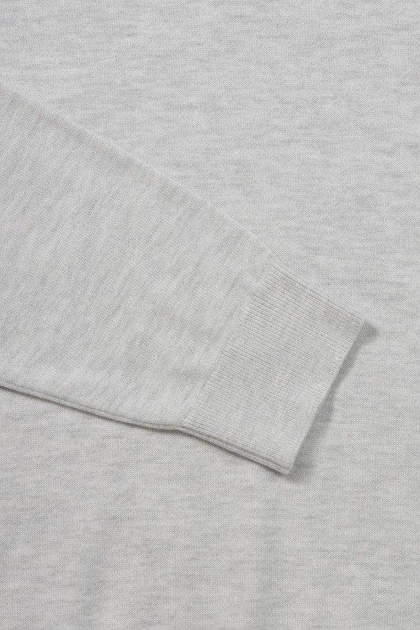 [에센셜스] 솔리드 워셔블 롱터틀넥 스웨터는 부드러운 울 소재로 제작되어 포근한 착용감을 선사합니다. 베이직한 디자인에 그레이 컬러를 사용하여 어떤 스타일에도 쉽게 매치할 수 있으며, 일상복으로 활용하기 좋습니다. 초겨울부터 겨울까지 따뜻하게 입을 수 있으며, 레귤러 핏과 롱 슬리브 디자인으로 편안한 착용감을 제공합니다. 워셔블 기능으로 손쉬운 관리가 가능하며, 밑단 및 소매단의 립 처리, 옆구리 부위 골뺌 조직 디테일이 돋보입니다. 신축성이 뛰어나 활동성이 좋고, 비침 걱정 없이 착용할 수 있습니다.
