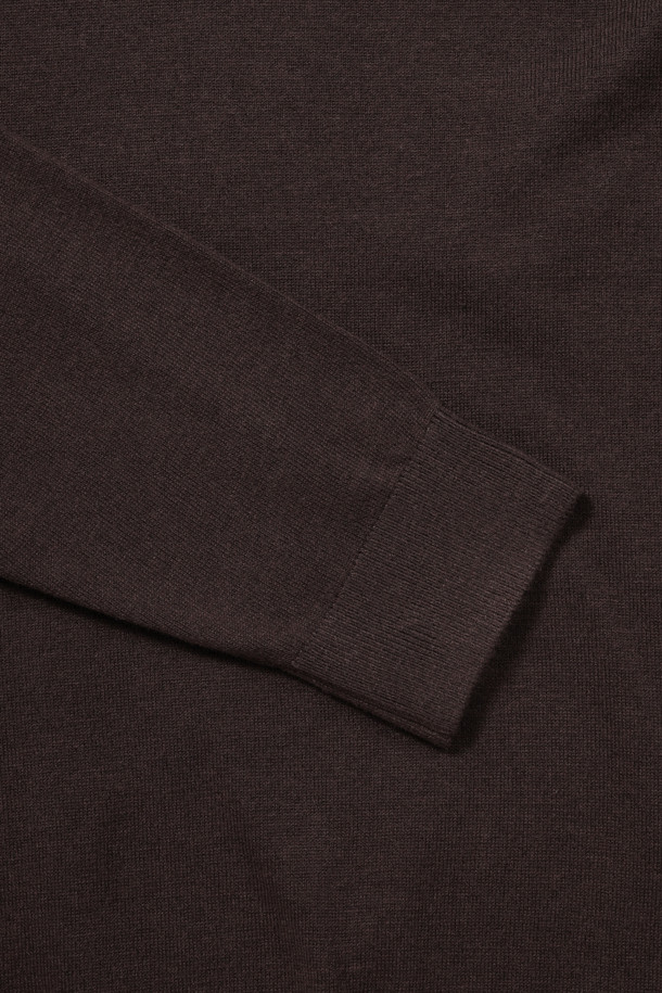 [에센셜스] 솔리드 워셔블 롱터틀넥 스웨터는 초겨울과 겨울, 출근룩과 모임룩에 활용하기 좋은 남성용 니트/스웨터입니다. 베이직, 클래식, 미니멀, 캐주얼 스타일을 아우르는 브라운 컬러의 레귤러핏 롱 터틀넥 스웨터로, 울 소재 특유의 부드러운 촉감을 선사하며, 무지 디자인으로 어떤 옷에도 쉽게 매치할 수 있습니다. 손세탁이 가능한 워셔블 기능으로 관리의 편의성을 높였으며, 옆구리 골뺌 조직 디테일과 밑단 및 소매단 립 처리가 특징입니다. 레귤러 기장의 긴소매 디자인으로, 일상에서 폭넓게 활용할 수 있습니다.
