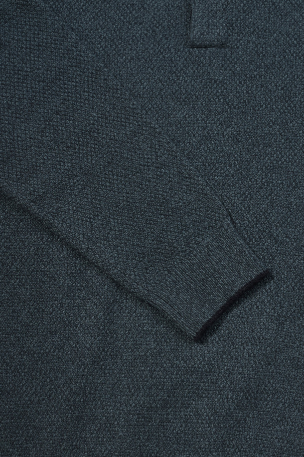 [이노버] 미니 숄 칼라 레이어드 스웨터는 초겨울부터 겨울까지 따뜻하게 입을 수 있는 울 소재의 긴소매 스웨터입니다. 숄 카라 디자인에 셔츠를 레이어드한 듯한 스타일로, 베이직하면서도 세련된 분위기를 연출합니다. 레귤러핏으로 제작되었으며, 밑단 및 소매단에 배색 립 처리가 되어 있어 포인트를 더했습니다. 신축성이 좋고 비침이 없어 편안하게 착용 가능하며, 출근룩, 모임룩, 데이트룩 등 다양한 TPO에 활용할 수 있습니다. 클래식, 미니멀, 캐주얼 스타일을 즐기는 분들께 추천합니다.
