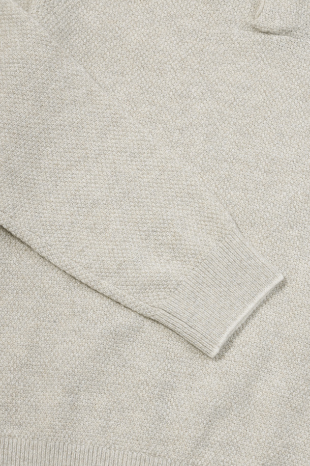 [이노버] 미니 숄 칼라 레이어드 스웨터는 남성용 니트/스웨터로, 셔츠를 레이어드한 듯한 독특한 투인원 디자인이 특징입니다. 베이지와 그레이 두 가지 색상으로 제공되며, 초겨울부터 겨울까지 따뜻하게 착용할 수 있습니다. 숄 카라 디자인에 레귤러핏으로 제작되었으며, 약간 두꺼운 울 소재로 부드러운 촉감을 선사합니다. 밑단과 소매단에 배색 팁과 립 처리를 더해 캐주얼하면서도 클래식한 무드를 연출하며, 출근룩과 모임룩 모두 활용하기 좋습니다. 신축성이 뛰어나 편안한 착용감을 제공하며, 좌측 옆선에 로고 라벨을 부착하여 포인트를 더했습니다.
