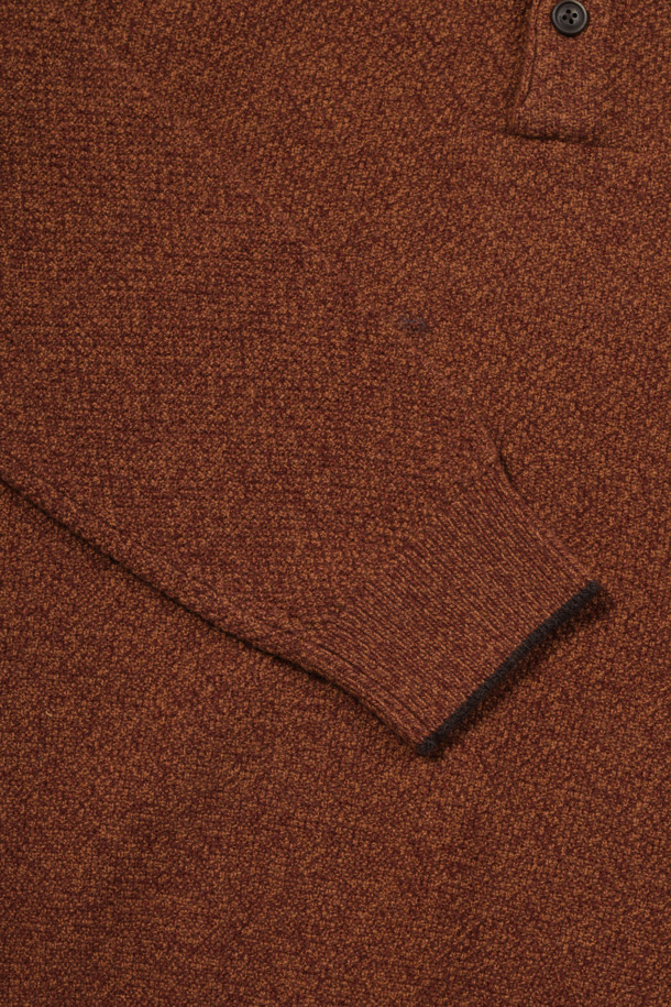 [이노버] 미니 숄 칼라 레이어드 스웨터는 초겨울부터 겨울까지 따뜻하게 입을 수 있는 울 소재의 스웨터입니다. 브라운 컬러의 변형조직 패턴에 셔츠를 레이어드한 듯한 숄 카라 디자인이 특징이며, 밑단과 소매단에 배색 팁 및 립 처리를 더해 포인트를 주었습니다. 레귤러핏으로 제작되어 출근룩이나 모임룩 등 다양한 TPO에 활용 가능하며, 클래식, 미니멀, 캐주얼 스타일을 모두 아우릅니다. 부드러운 촉감과 좋은 신축성으로 편안한 착용감을 선사하며, 비침 걱정 없이 착용할 수 있습니다. 로고 포인트 라벨이 깔끔한 마무리를 더합니다.
