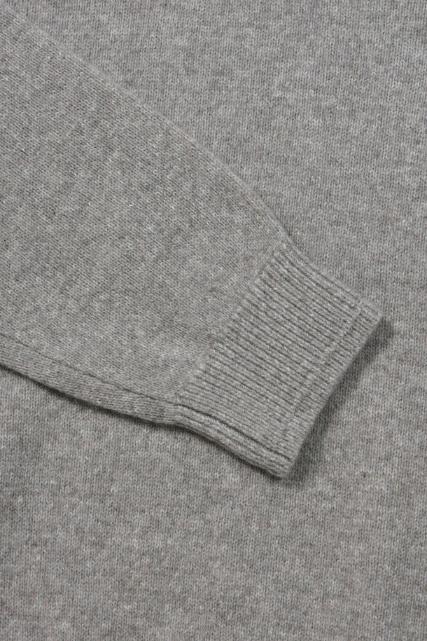 부드러운 촉감의 라쿤 혼방 솔리드 롱 터틀넥 스웨터입니다. 넉넉한 기장감과 레귤러핏으로 제작되어 편안한 착용감을 선사하며, 겨울철 데일리룩과 출근룩에 활용하기 좋습니다. 베이직하고 미니멀한 스타일로 어떤 코디에도 잘 어울리며, 캐시미어와 라쿤 소재 혼방으로 고급스러운 분위기를 더합니다. 두꺼운 두께감으로 보온성을 높였으며, 밑단과 소매단 립 처리로 깔끔한 마무리를 보여줍니다. 신축성이 좋고 비침이 없어 겨울철 내내 따뜻하고 스타일리시하게 착용할 수 있습니다.
