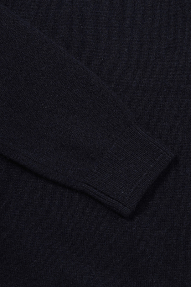 라쿤 혼방 솔리드 롱 터틀넥 스웨터는 부드러운 촉감의 캐시미어와 라쿤 소재 혼방으로 제작되어 포근함을 선사합니다. 베이직한 디자인으로 겨울철 데일리룩, 집콕룩, 산책룩 등 다양한 TPO에 활용하기 좋습니다. 롱 기장에 레귤러핏으로 편안하게 착용 가능하며, 밑단과 소매단 립 처리로 안정감을 더했습니다. 블랙 솔리드 컬러로 어떤 스타일에도 잘 어울리며, 두꺼운 두께감과 비침 없는 소재로 따뜻함을 유지합니다. 신축성이 좋아 활동성이 뛰어나며, 클래식, 미니멀, 캐주얼 등 다양한 스타일을 연출할 수 있습니다.
