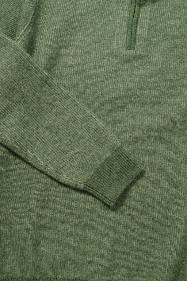 웨일 조직 이중우수 하프집업 스웨터는 부드러운 울 소재로 제작되어 포근한 착용감을 선사합니다. 캐주얼 스타일의 레귤러핏으로 겨울철 데일리룩, 집콕룩, 산책룩 등 다양한 TPO에 활용하기 좋습니다. 두꺼운 두께감과 하프넥 디자인, 긴 소매 기장이 보온성을 높여주며, 그린 컬러의 골지 패턴이 돋보입니다. 이중 짜임 기법으로 제작되어 내구성이 뛰어나며, 밑단과 소매단 립 처리 및 좌측 옆선 로고 라벨 디테일로 디자인의 완성도를 높였습니다. 미니멀, 클래식 스타일을 선호하는 분들께 추천합니다.
