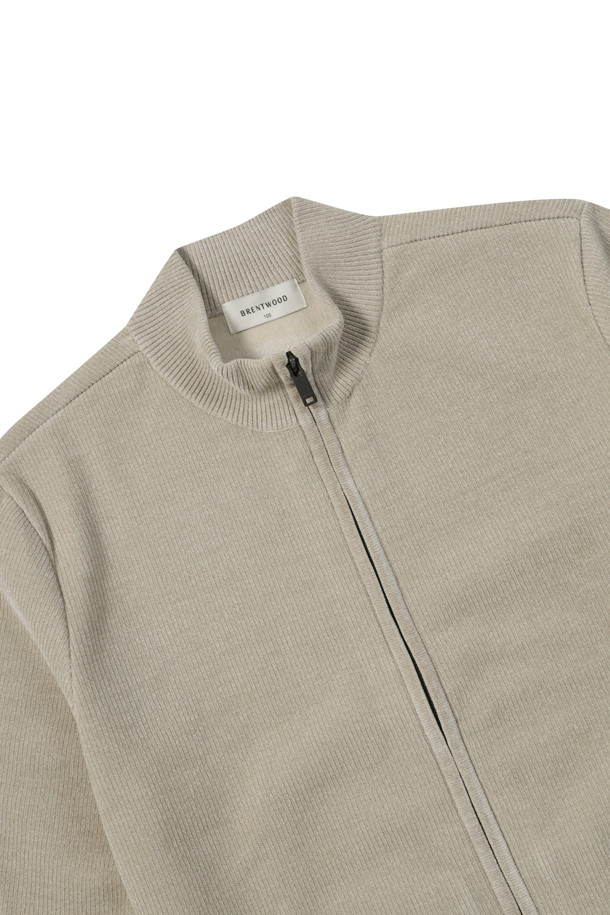 부드러운 촉감의 웨일 조직으로 제작된 융본딩 집업 가디건입니다. 베이지 컬러에 레귤러핏으로 제작되어 출근룩, 여행룩 등 다양한 TPO에 활용 가능합니다. 두꺼운 두께감으로 초겨울부터 겨울까지 따뜻하게 착용할 수 있으며, 베이직한 디자인으로 클래식, 미니멀, 캐주얼 등 폭넓은 스타일을 소화합니다. 포켓 안감은 니트 소재로, 좌측 포켓에는 스웨이드 와펜으로 포인트를 주었습니다. 융 안감과 높은 보온성, 신축성으로 편안함까지 더했습니다.
