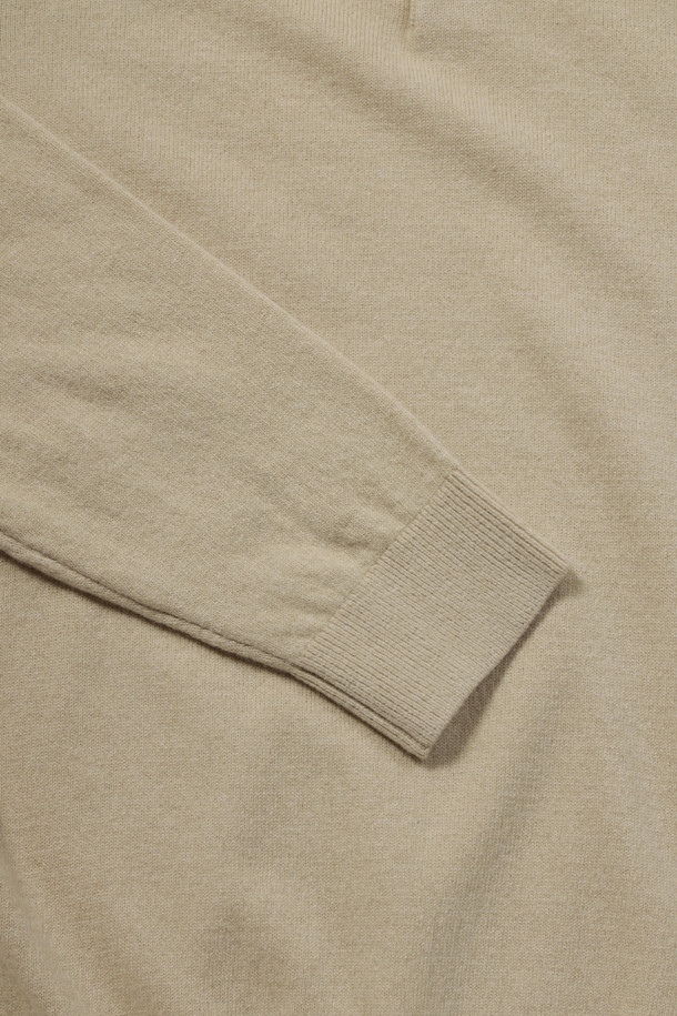 [셀렉션] 캐시미어 블렌디드 폴로넥 스웨터는 부드러운 촉감의 울과 캐시미어 혼방 소재로 제작되어 초겨울부터 겨울까지 따뜻하게 착용하기 좋습니다. 클래식한 무드의 레귤러핏 폴로넥 디자인으로, 3버튼 디테일이 돋보입니다. 베이지 컬러에 무지 패턴으로 어떤 스타일에도 매치하기 용이하며, 옆구리 골 조직 짜임과 밑단 및 소매단 립 처리로 고급스러움을 더했습니다. 약간 두꺼운 두께감과 신축성으로 편안한 착용감을 선사하며, 비침 걱정 없이 겨울 데일리룩, 모임룩, 카페룩 등 다양한 TPO에 활용할 수 있습니다.
