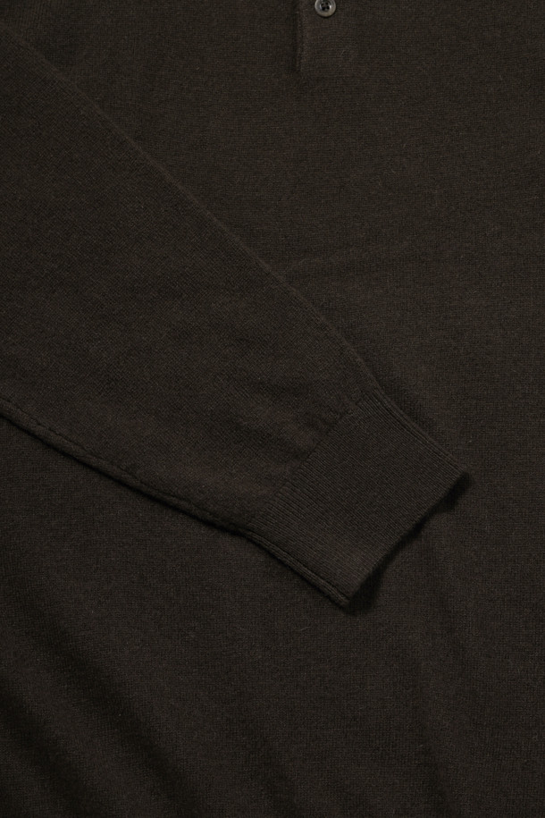 [셀렉션] 캐시미어 블렌디드 폴로넥 스웨터는 부드러운 촉감의 울과 캐시미어 혼방 소재로 제작되어 따뜻하고 포근한 착용감을 선사합니다. 클래식한 디자인의 레귤러핏 폴로넥 스웨터로, 3버튼 디테일이 돋보이며, 초겨울부터 겨울까지 활용하기 좋습니다. 브라운 컬러의 무지 디자인으로 어떤 스타일에도 쉽게 매치할 수 있으며, 일상, 오피스룩, 모임룩 등 다양한 TPO에 적합합니다. 긴 소매 기장과 약간 두꺼운 두께감으로 보온성을 높였으며, 옆구리 골 조직 짜임과 밑단 및 소매단의 립 처리로 편안한 착용감을 더했습니다. 신축성이 뛰어나 활동성을 보장하며, 비침 걱정 없이 착용할 수 있습니다.
