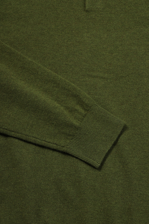 [셀렉션] 캐시미어 블렌디드 폴로넥 스웨터는 부드러운 울과 캐시미어 혼방 소재로 제작되어 초겨울부터 겨울까지 따뜻하게 착용할 수 있습니다. 클래식한 무드의 무지 디자인에 3버튼 폴로넥, 긴소매, 레귤러핏으로 제작되어 데이트룩, 오피스룩, 겨울 데일리룩 등 다양한 TPO에 활용하기 좋습니다. 플레인 조직과 옆구리 골 조직 짜임, 밑단 및 소매단의 립 처리로 고급스러움을 더했으며, 신축성이 좋아 편안한 착용감을 선사합니다. 그린 컬러의 부드러운 촉감이 특징인 이 스웨터는 미니멀, 캐주얼 스타일을 즐겨 입는 분들께 추천합니다.
