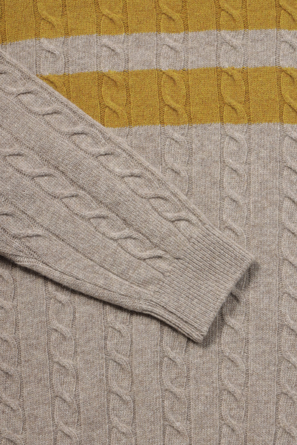 [셀렉션] 라쿤 혼방 블록 롱터틀넥 스웨터는 울, 라쿤, 캐시미어의 고급스러운 혼방 소재로 제작되어 부드러운 촉감과 뛰어난 보온성을 자랑합니다. 클래식한 무드의 롱 기장 터틀넥 디자인에 블록 케이블 패턴을 더하여 세련된 분위기를 연출하며, 겨울철 데일리룩, 데이트룩, 모임룩 등 다양한 TPO에 활용하기 좋습니다. 레귤러핏으로 제작되었으며, 세미 오버핏, 밑단 및 소매단 립 처리, 신축성 좋은 소재, 비침 없는 디자인으로 편안한 착용감을 선사합니다. 머스타드와 베이지 두 가지 컬러로 출시되어, 미니멀, 캐주얼 등 폭넓은 스타일을 소화할 수 있습니다.
