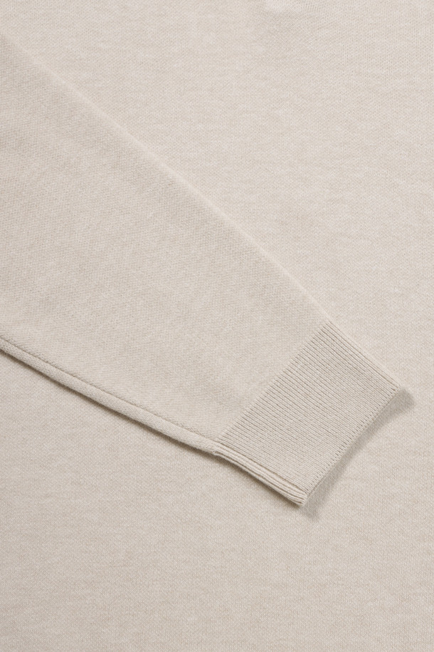 [이노버] 워셔블 셔츠 레이어드 스웨터는 베이지 컬러의 니트/스웨터로, 봄, 가을에 착용하기 좋습니다. 베이직한 스타일의 레귤러핏 긴소매 제품으로, 차이나칼라 디자인과 부드러운 촉감이 특징입니다. 울 소재로 제작되어 워셔블 기능과 안티필링 가공으로 편안하게 관리가 가능하며, 셔츠 레이어드 디자인으로 세련된 연출이 가능합니다. 자카드 조직과 옆구리 세로골 조직, 립 처리 밑단으로 디테일을 더했으며, 신축성이 뛰어나 활동성을 높였습니다. 출근룩, 데이트룩, 클래식, 미니멀, 캐주얼 등 다양한 스타일을 연출할 수 있습니다.
