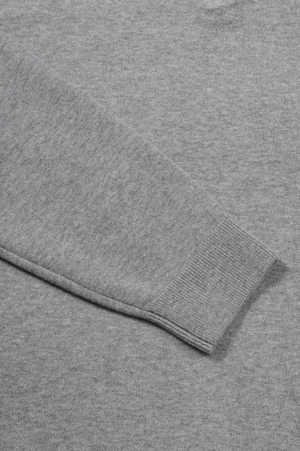 [이노버] 워셔블 셔츠 레이어드 스웨터는 부드러운 울 소재의 베이직 스타일 니트 스웨터입니다. 차이나칼라 디자인에 워셔블 기능으로 편안하게 착용 가능하며, 셔츠 레이어드 디자인이 특징입니다. 봄, 가을 시즌에 적합하며, 레귤러핏과 긴소매 기장으로 제작되었습니다. 안티필링 소재와 옆구리 세로골 조직, 밑단 및 소매단 립 처리로 완성도를 높였습니다. 출근룩, 오피스룩, 모임룩 등 다양한 TPO에 클래식, 미니멀, 캐주얼 스타일로 연출할 수 있는 실용적인 아이템입니다.
