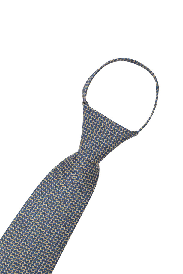 세련된 남성용 지퍼 올오버 패턴 넥타이입니다. 깔끔한 스타일과 그레이 컬러가 어우러져 오피스룩, 비즈니스 캐주얼, 회의룩 등 다양한 TPO에 활용하기 좋습니다. 폴리 혼방 소재로 제작되어 가볍고 편안한 착용감을 선사하며, 과하지 않은 올오버 패턴 디자인이 특징입니다. 자동 지퍼 여밈 방식으로 간편하게 착용할 수 있으며, 넥타이 이면에는 로고 자수 루프 장식이 더해져 고급스러움을 더했습니다. 클래식, 미니멀, 시크 스타일을 선호하는 남성분들께 추천합니다.
