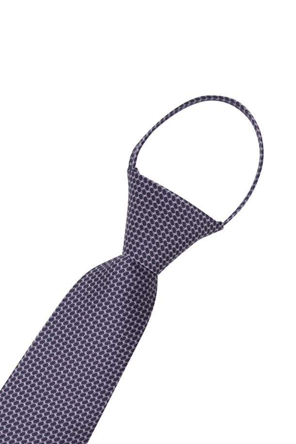 세련된 퍼플 컬러의 [지퍼] 올오버 패턴 타이입니다. 부드럽고 가벼운 터치감으로 편안한 착용감을 선사하며, 자동 지퍼 여밈 방식으로 간편하게 착용할 수 있습니다. 넥타이 전체에 올오버 패턴이 섬세하게 디자인되어 있으며, 로고 자수 디테일이 돋보입니다. 클래식하면서도 미니멀한 디자인으로, 오피스룩, 비즈니스 캐주얼, 회의룩 등 다양한 TPO에 활용하기 좋습니다. 남성 고객을 위한 품격 있는 넥타이입니다.
