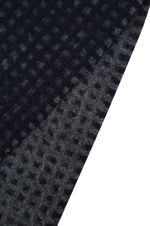 네이비와 그레이 컬러 양면으로 활용 가능한 우븐 방모 머플러입니다. 베이비울 소재로 제작되어 겨울철 포근한 착용감을 선사하며, 클래식한 체크 패턴이 돋보입니다. 일상 및 출근룩에 모두 잘 어울리는 미니멀하고 세련된 스타일을 연출할 수 있습니다. 잔수술 디테일이 포인트로, 보온성을 높여주는 실용적인 아이템입니다. 리버서블 디자인으로 다양한 스타일을 연출할 수 있습니다.
