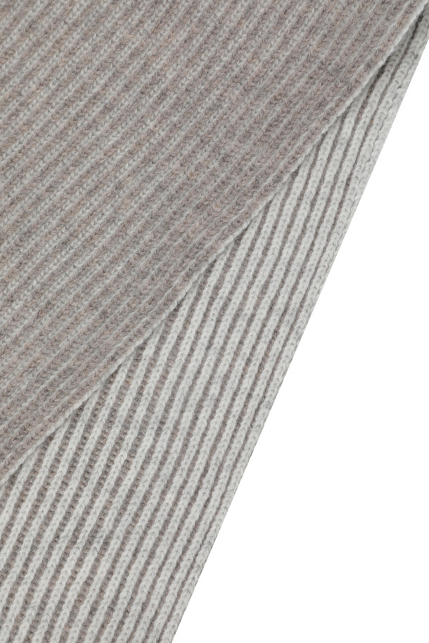 부드러운 울과 캐시미어 혼방 소재로 제작된 헤링본 패턴의 머플러입니다. 포근한 두께감으로 뛰어난 보온성을 제공하며, 겨울철 추위를 효과적으로 막아줍니다. 차분한 그레이 컬러는 어떤 스타일에도 잘 어울리며, 캐주얼, 클래식, 미니멀 룩에 모두 활용 가능합니다. 한쪽 끝단에는 버튼 디테일이 더해져 포인트를 주었으며, 심플한 테두리 마감으로 깔끔함을 더했습니다. 출근룩에 아우터 안에 코디하여 따뜻하면서도 세련된 스타일을 연출해보세요.
