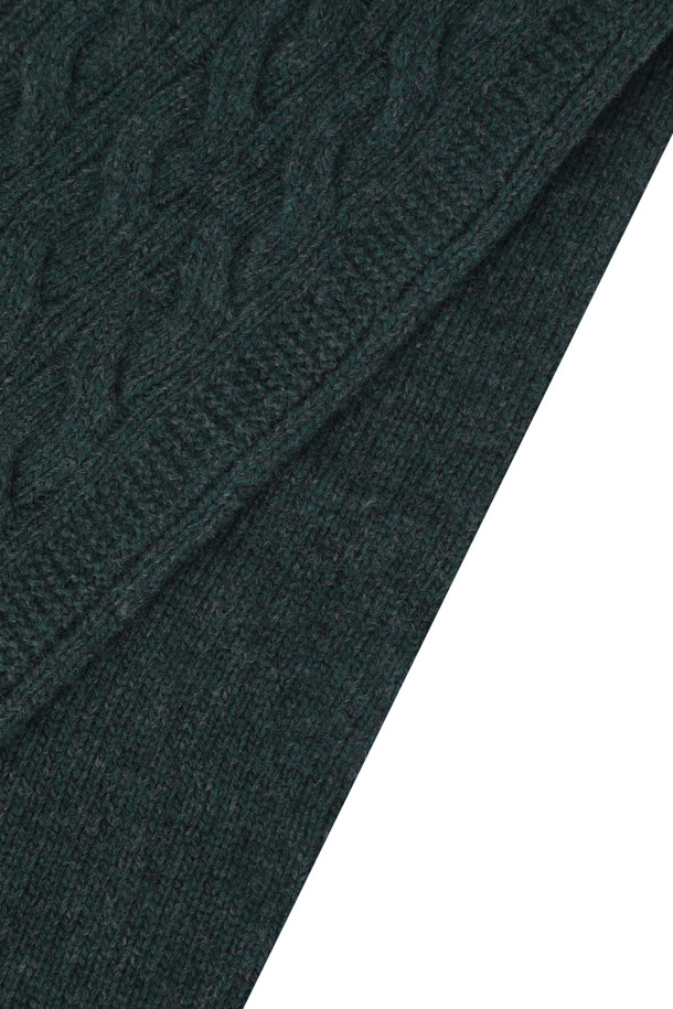 부드러운 울과 캐시미어 혼방 소재로 제작된 블랙 컬러의 케이블 니트 머플러입니다. 겨울철 추위를 효과적으로 막아주는 두꺼운 두께감과 뛰어난 보온성을 자랑하며, 일상 및 출근룩에 모두 잘 어울립니다. 클래식하고 캐주얼한 스타일을 연출하기 좋으며, 미니멀한 디자인으로 어떤 옷에도 쉽게 매치할 수 있습니다. 부드러운 촉감과 테두리 마감 처리로 고급스러움을 더했습니다.
