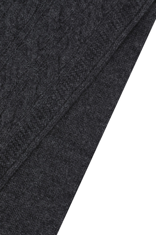 부드러운 울과 캐시미어 혼방 소재로 제작된 케이블 니트 머플러입니다. 포근하고 따뜻한 두께감으로 겨울철 보온성을 높여주며, 심플한 테두리 마감으로 깔끔한 디자인을 완성했습니다. 차분하고 세련된 그레이 컬러가 어떤 스타일에도 잘 어울리며, 캐주얼, 클래식, 미니멀 룩에 모두 활용 가능합니다. 출근룩과 모임룩 등 다양한 TPO에 매치하여 포근하고 스타일리시한 겨울 스타일을 연출해보세요.
