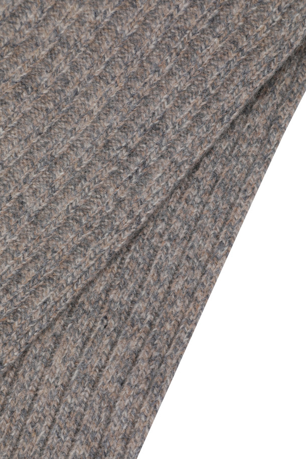 울 100% 멜란지 니트 머플러는 부드러운 촉감과 따뜻함을 선사하는 겨울철 필수 아이템입니다. 멜란지 그레이 컬러에 웨일 패턴으로 은은한 멋을 더했으며, 클래식하고 미니멀한 스타일을 연출하기 좋습니다. 고급스러운 트위드사 사용과 한쪽 사이드의 2버튼 디테일이 포인트이며, 배색 테두리 처리로 디자인 완성도를 높였습니다. 겨울 데일리룩에 포근함을 더하며 스타일리시함을 놓치지 않는 머플러를 만나보세요.
