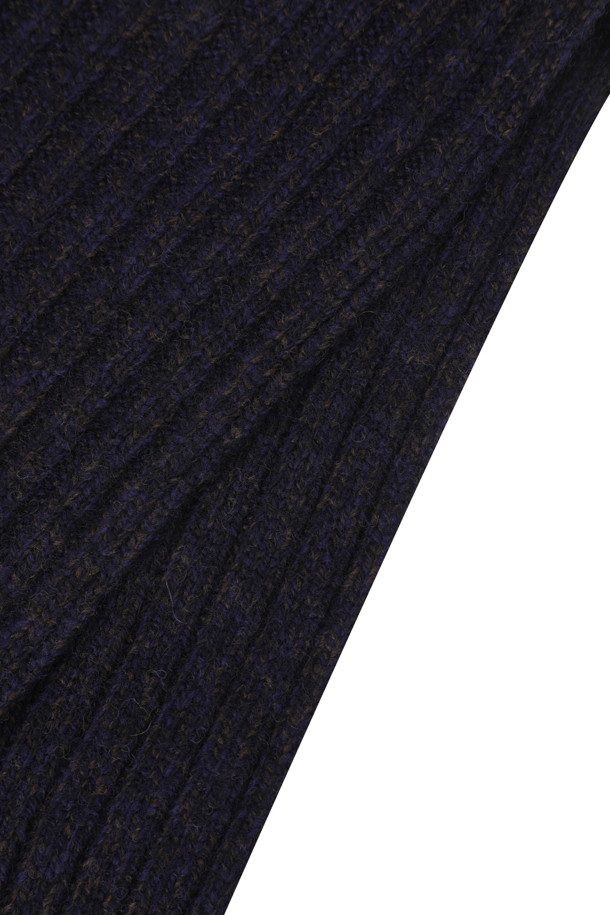 겨울철 데일리룩에 클래식한 포인트를 더해줄 울 100% 멜란지 니트 머플러입니다. 부드러운 촉감의 웨일 조직 니트 짜임과 고급스러운 울 트위드사를 사용하여 따뜻함과 스타일을 동시에 잡았습니다. 한쪽 사이드에 2개의 버튼 디테일이 돋보이며, 테두리 배색 처리로 포인트를 더했습니다. 미니멀한 디자인으로 어떤 겨울 코디에도 잘 어울려 실용적인 아이템입니다. 보온성을 높여 추운 날씨에도 든든하게 착용할 수 있습니다.
