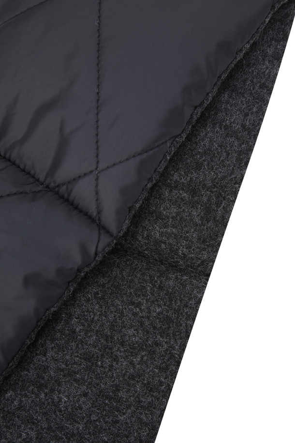 겨울철 보온성을 책임지는 퀼팅 (Quilting) 패딩 머플러입니다. 넉넉한 두께감과 웰론 충전재를 사용하여 추운 날씨에도 따뜻하게 착용할 수 있습니다. 블랙 컬러의 베이직한 디자인으로 어떤 스타일에도 쉽게 매치할 수 있으며, 퀼팅 디테일이 은은한 포인트를 더합니다. 가볍고 부드러운 폴리에스테르 소재로 제작되어 편안한 착용감을 선사하며, 겨울 데일리룩, 산책룩, 여행룩 등 다양한 TPO에 활용하기 좋습니다. 미니멀, 캐주얼, 클래식 스타일을 즐겨 입는 분들께 추천합니다.
