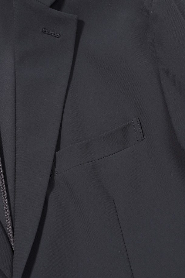 **[아주편한] 온라인 익스클루시브 워셔블 아편 수트 재킷**은 여름 시즌 남성들을 위한 모던하고 미니멀한 스타일의 수트 재킷입니다. 그레이 컬러의 무지 디자인으로, 일상과 비즈니스 모두 활용 가능하며, 슬림핏 또는 릴랙스핏으로 편안하게 착용할 수 있습니다. 트리코트 소재를 사용하여 부드러운 촉감을 제공하며, 생활 방수, 신축성, 통기성, 경량 기능으로 쾌적함을 더했습니다. 싱글 버튼 여밈 방식, 긴 소매 기장, 어깨 패드 제거, 센터벤트, 구김 방지, 내추럴한 내부 사양으로 디자인되었습니다. 오피스룩, 비즈니스 캐주얼, 회의룩 등 다양한 TPO에 맞춰 미니멀, 클래식, 시크한 스타일을 연출해 보세요.
