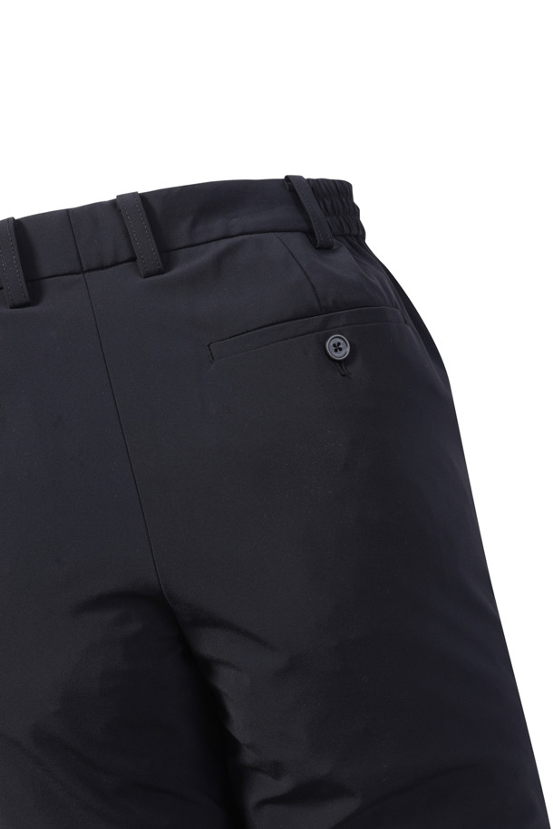 [아주편한] 온라인 익스클루시브 워셔블 아편 SUIT(수트) 슬랙스는 남성용 슬랙스로, 여름철 오피스룩과 비즈니스 캐주얼에 적합합니다. 미니멀하고 베이직한 스타일로, 릴랙스 핏과 긴 기장으로 편안한 착용감을 제공합니다. 블랙 컬러의 무지 디자인에 트리코트 소재를 사용하여 구김이 적고, 생활 방수 및 스트레치 기능으로 활동성을 높였습니다. 사이드 히든 밴딩으로 편안함을 더하고, 메쉬 안감, 속단추 디테일, 휴대성 및 통기성을 갖춘 실용적인 슬랙스입니다.
