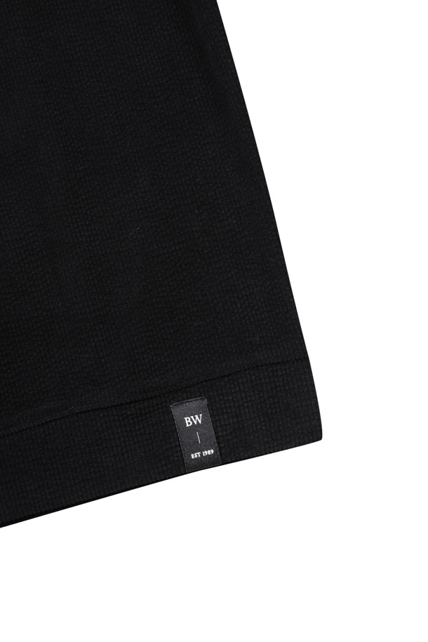 [페트리코] 웨일 조직 스웻셔츠는 초겨울부터 겨울까지 따뜻하게 입을 수 있는 베이직 스타일의 스웻셔츠입니다. 부드러운 촉감의 웨일 조직 소재에 레귤러핏으로 제작되어 편안한 착용감을 선사합니다. 블랙 컬러의 무지 디자인으로 어떤 스타일에도 잘 어울리며, 넥 안쪽 스트라이프 테이프 디테일과 밑단 및 소매단의 더블 공정 마감으로 완성도를 높였습니다. 좌측 하단 로고 포인트 라벨이 은은한 포인트를 더하며, 신축성이 좋아 활동성이 뛰어나고 비침 걱정 없이 착용 가능합니다. 겨울 데일리룩, 집콕룩, 산책룩 등 다양한 TPO에 미니멀, 캐주얼, 클래식 스타일로 활용하기 좋습니다.
