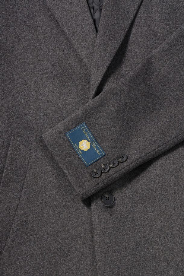 울/캐시미어 블렌디드 싱글 코트는 겨울철 일상, 오피스룩, 모임룩에 모두 잘 어울리는 클래식하고 캐주얼한 스타일의 아우터입니다. 부드러운 촉감의 울과 캐시미어 혼방 소재로 제작되어 두꺼우면서도 가볍고 따뜻한 착용감을 선사합니다. 체스터 코트 디자인에 싱글 버튼 여밈, 레귤러 핏으로 제작되어 깔끔하고 세련된 실루엣을 연출합니다. 퀼팅 안감과 사선 포켓 디테일이 더해져 보온성을 높였으며, 미니멀한 디자인으로 다양한 스타일링에 활용하기 좋습니다. 긴 소매 기장으로 겨울철에도 따뜻하게 몸을 감싸줍니다.
