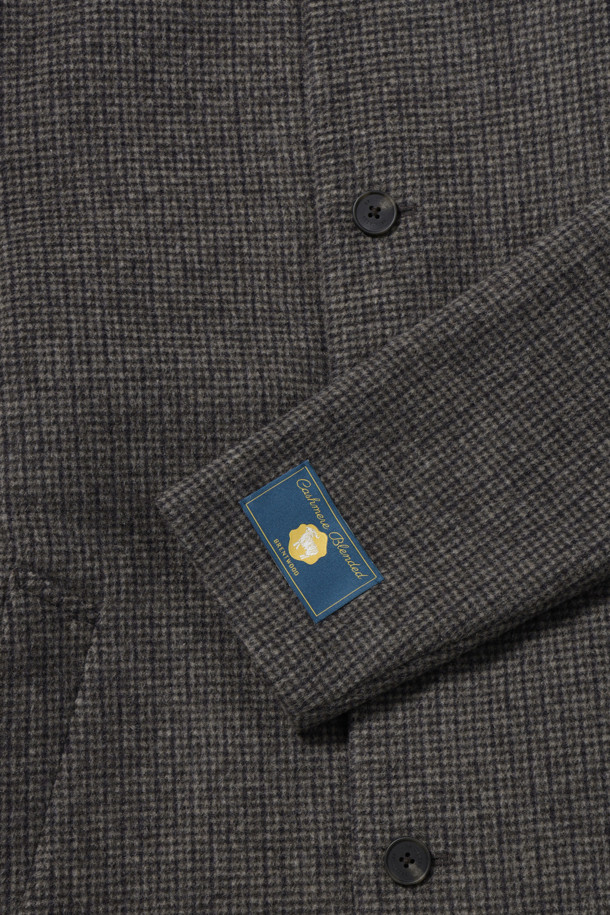 울과 캐시미어 블렌디드 소재로 제작되어 부드러운 촉감과 보온성을 자랑하는 하프 코트입니다. 겨울철 일상, 출근룩, 모임룩에 모두 잘 어울리는 아이템으로, 클래식, 캐주얼, 미니멀 스타일을 연출할 수 있습니다. 베이지, 블랙, 그레이 3가지 컬러로 출시되었으며, 하운드투스, 솔리드, 마이크로 패턴으로 다양한 분위기를 연출할 수 있습니다. 레귤러 핏에 긴 소매 기장으로, 사선 포켓 디자인과 등판 상단 퀼팅 안감, 안감+솜퀼팅 디테일이 돋보입니다. 두꺼운 두께감으로 한겨울 추위에도 따뜻하게 착용할 수 있습니다.
